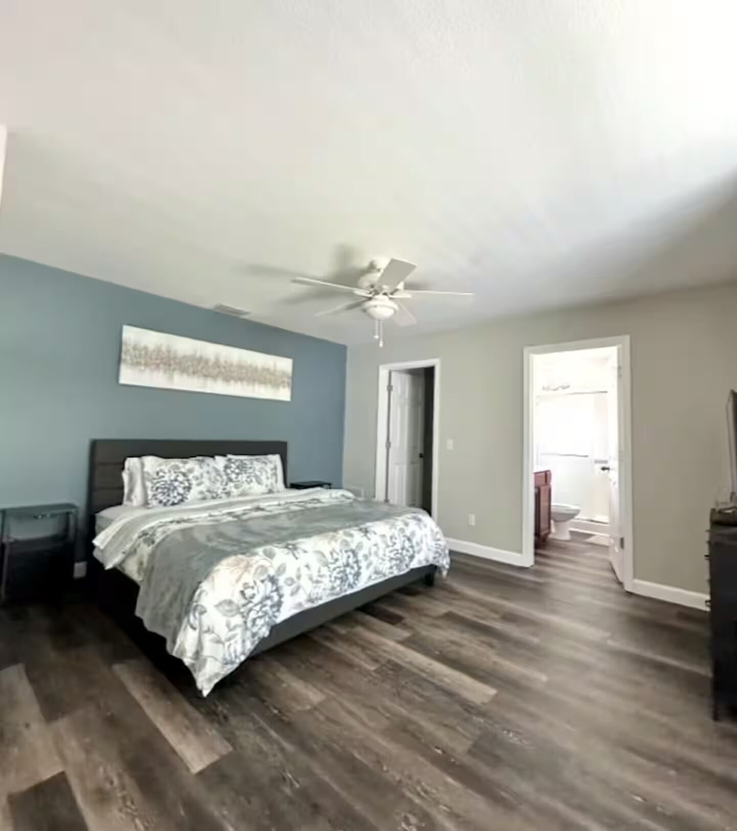 3 多间卧室、熨斗/熨衣板、WiFi、床单