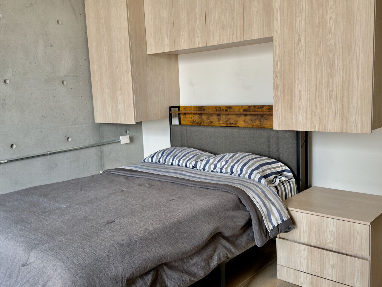 1 habitación, escritorio, tabla de planchar con plancha y wifi 