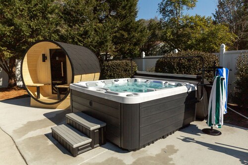 Golfer Paradise - Pool, Sauna, Hot Tub, Putting Green and More!