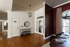Dining - Golfer Paradise - Pool, Sauna, Hot Tub, Putting Green and More! (Pinehurst)