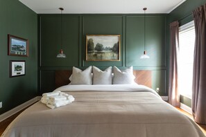 4 bedrooms, desk, iron/ironing board, travel crib