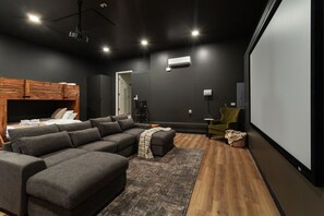 4 habitaciones, escritorio y tabla de planchar con plancha 