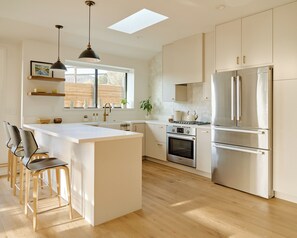Fridge, microwave, oven, stovetop - Harmony Oaks: Country Vibes, Beach Close (Escondido)
