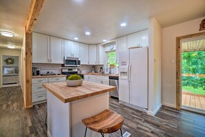 Private kitchen - Stylish Knoxville Retreat w/ Media Room & Patio (Knoxville)