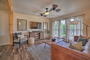 Living area - Stylish Knoxville Retreat w/ Media Room & Patio (Knoxville)