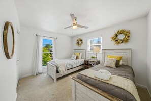 4 bedrooms - Stylish Knoxville Retreat w/ Media Room & Patio (Knoxville)
