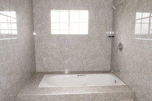 Serviettes fournies, savon, papier toilette