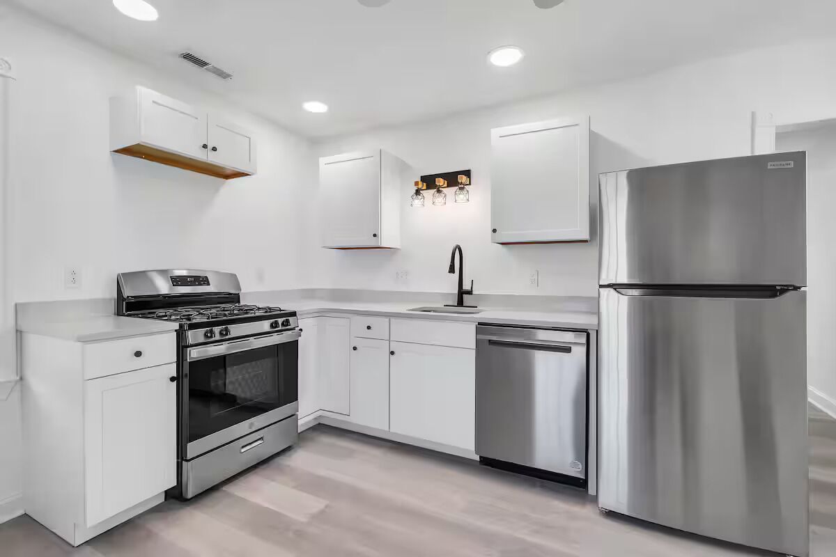 Een koelkast, een magnetron, een oven, een kookplaat