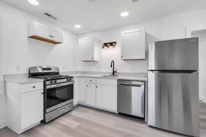 Een koelkast, een magnetron, een oven, een kookplaat