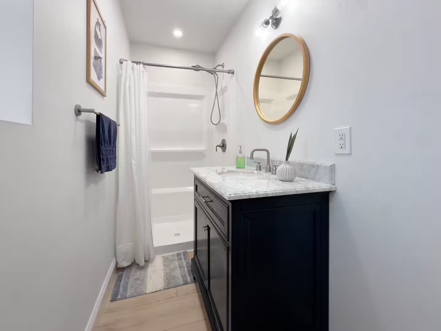 Een douche, een haardroger, handdoeken, toiletpapier