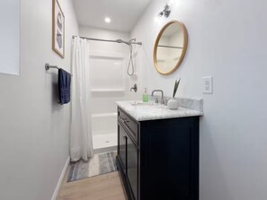 Een douche, een haardroger, handdoeken, toiletpapier