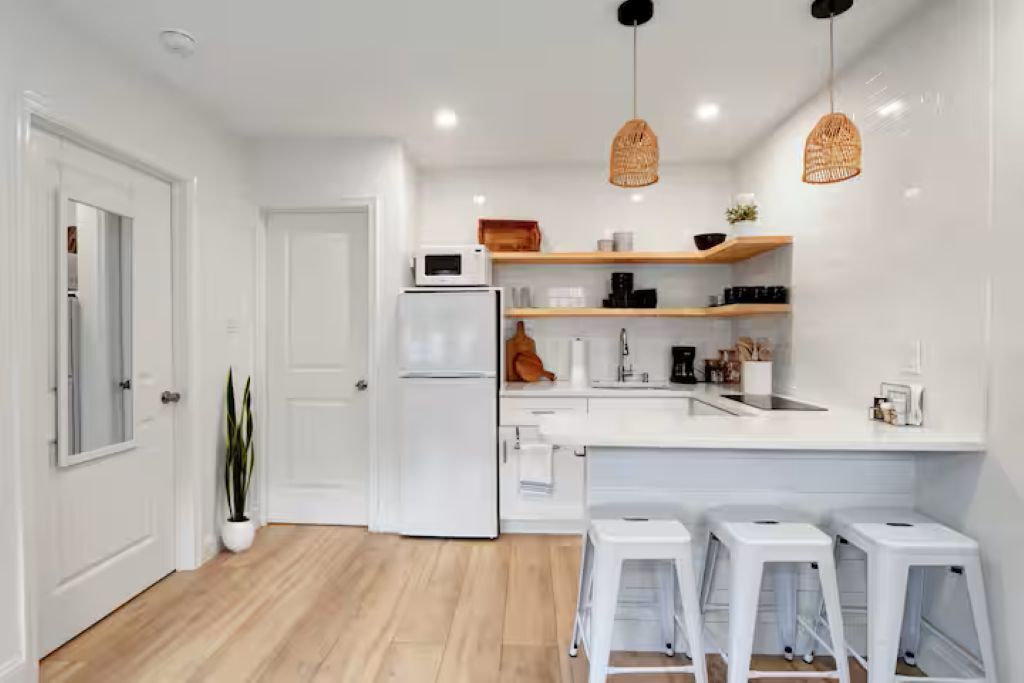 Een koelkast, een magnetron, een kookplaat