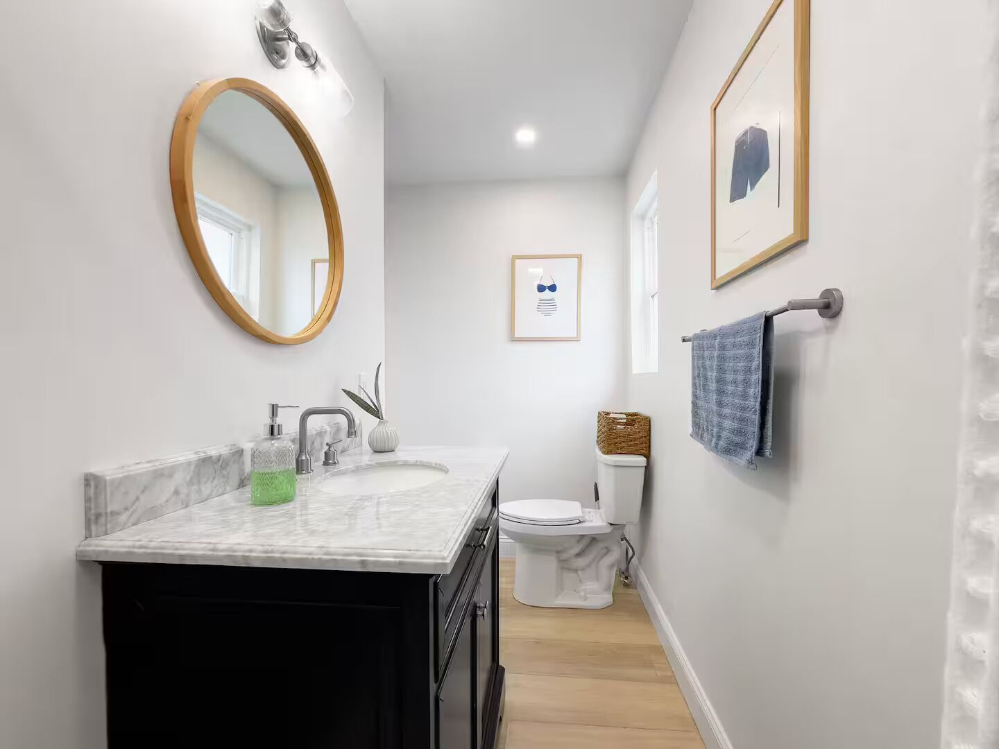 Een douche, een haardroger, handdoeken, toiletpapier