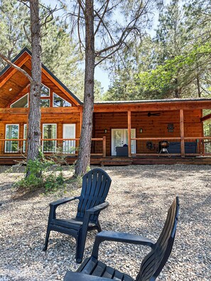 Terrace/patio - The Rehoboth Luxury Cabin in Broken Bow, Ok with Outdoor Jacuzzi Firepit & Deck (Broken Bow)