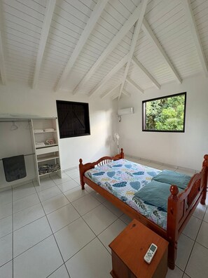 Strykjärn/strykbräda, wi-fi och sängkläder