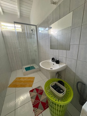 SĂšche-cheveux, serviettes fournies, savon, papier toilette