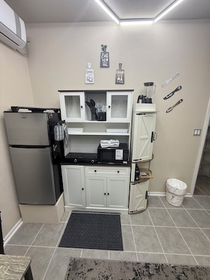 Kylskåp, mikrovågsugn, spishäll och kaffe- och tebryggare