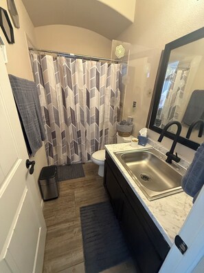 Sèche-cheveux, serviettes fournies, savon, shampoing