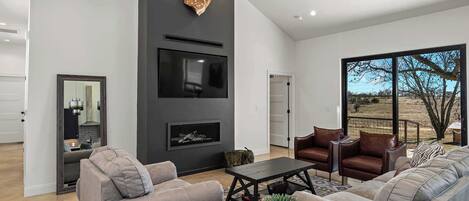 Televisión, chimenea y oficina