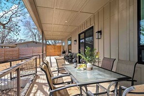 Outdoor dining - Pet friendly, Hot tub, Game Room, Fire Pit! (Fredericksburg)