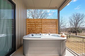 Terrace/patio - Pet friendly, Hot tub, Game Room, Fire Pit! (Fredericksburg)