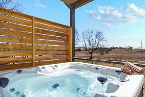 Outdoor spa tub - Pet friendly, Hot tub, Game Room, Fire Pit! (Fredericksburg)