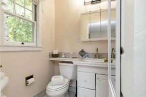 Hiustenkuivaaja, pyyhkeet, saippua, vessapaperi