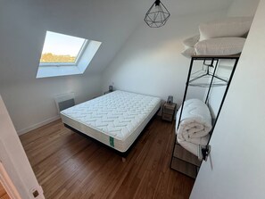 4 bedrooms, iron/ironing board, WiFi, bed sheets - Charming renovated house - Walking distance to the beach - 8 people (Penmarch)