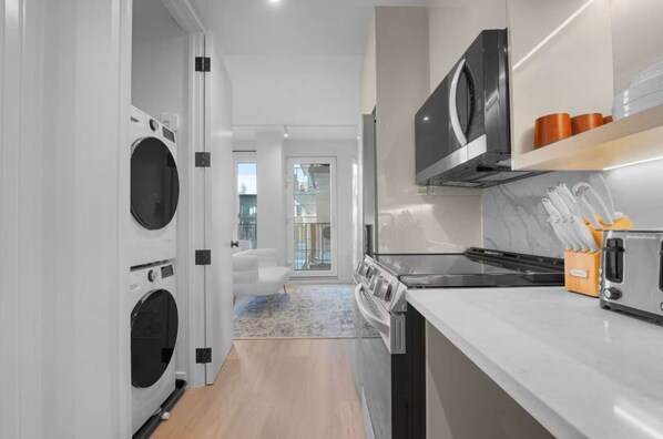 Private kitchen - Chic Brooklyn Stay Steps to G Train (Brooklyn)