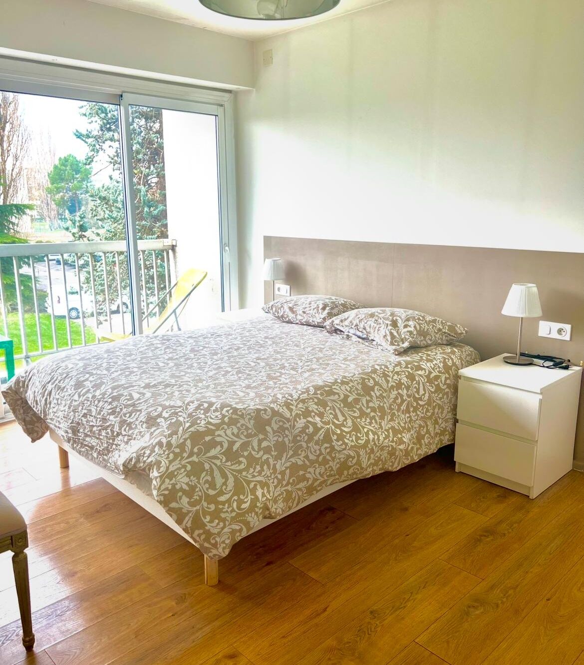 Een strijkplank/strijkijzer, wifi, beddengoed