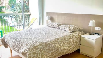 Een strijkplank/strijkijzer, wifi, beddengoed