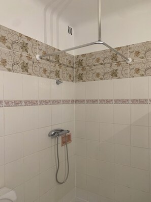 Hair dryer, towels, soap, toilet paper - Le Mexico, a 2-star hotel located 5' walk from the spa. (Amélie-les-Bains-Palalda)
