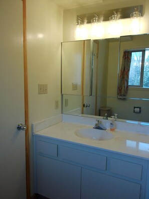 Haartrockner, Handtücher, Seife, Toilettenpapier