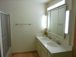 Haartrockner, Handtücher, Seife, Toilettenpapier