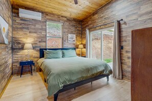 3 bedrooms, Internet, bed sheets - Mountain view home with a large patio and private hot tub | fire-pit | gas grill (Sylva)