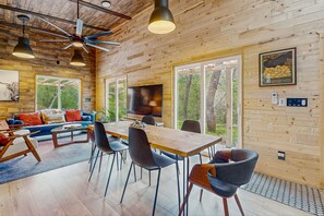 Dining - Mountain view home with a large patio and private hot tub | fire-pit | gas grill (Sylva)