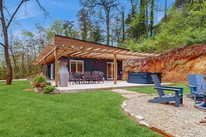 Outdoor dining - Mountain view home with a large patio and private hot tub | fire-pit | gas grill (Sylva)