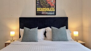 Tabla de planchar con plancha, wifi y ropa de cama 