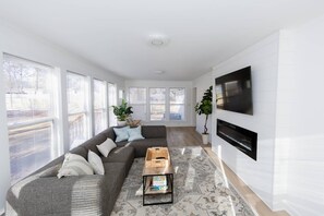 Una Smart TV, una chimenea