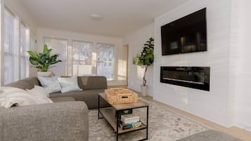 Smart TV, fireplace