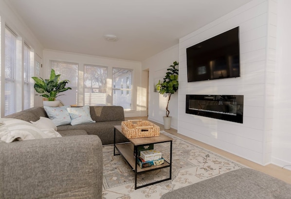 Smart TV, fireplace