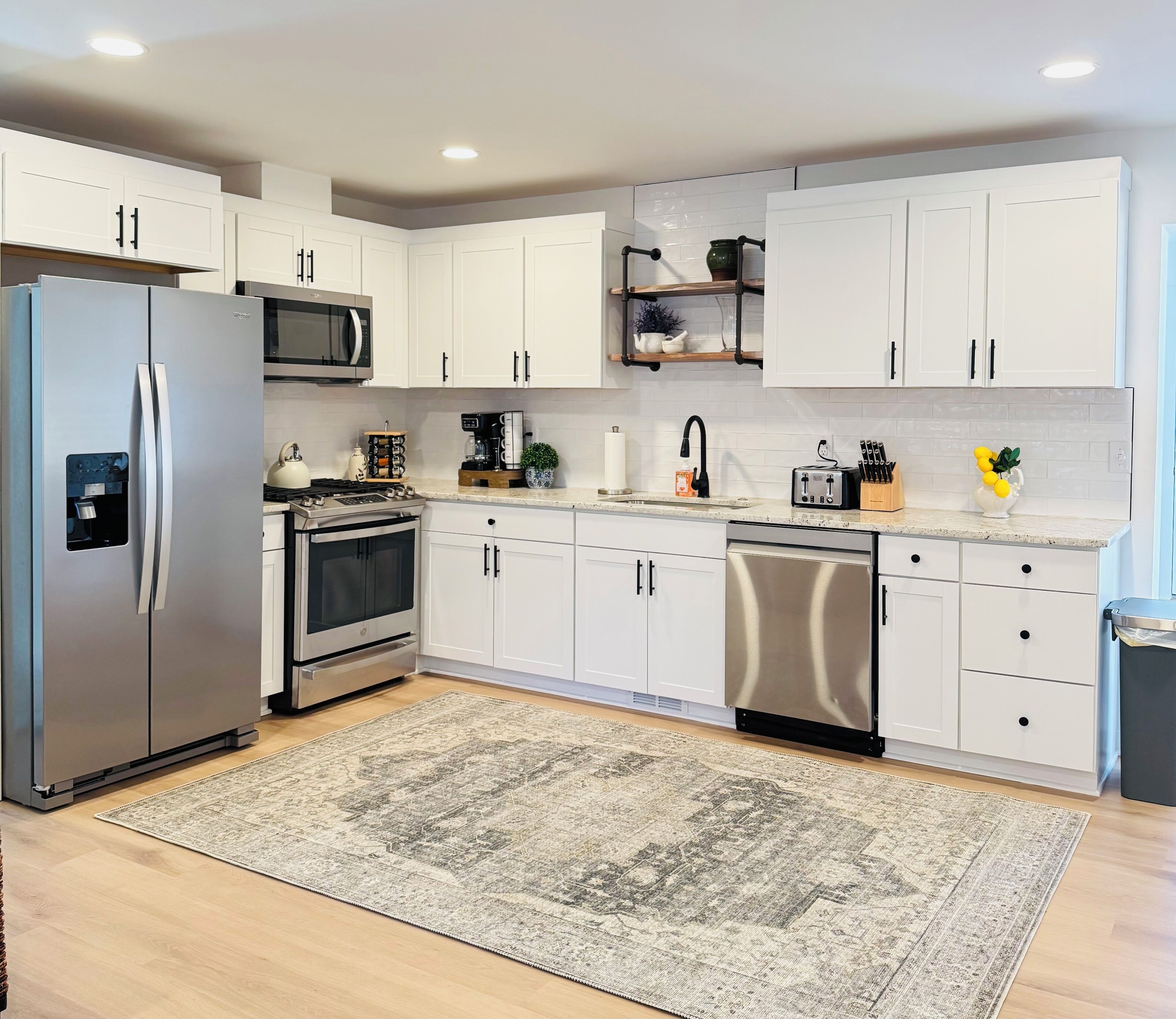 冰箱、微波炉、烤箱、炉灶