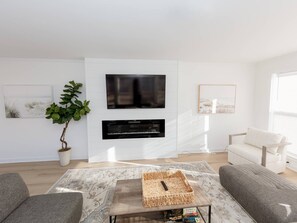 Una Smart TV, una chimenea