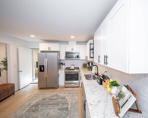 Frigorífico, microondas, horno y placa de cocina