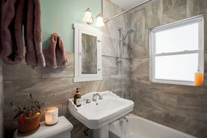 Hair dryer, towels, soap, shampoo - Cozy Private House- KC World Cup Retreat+Traveling Business Stays+Family+Parking (Kansas City)