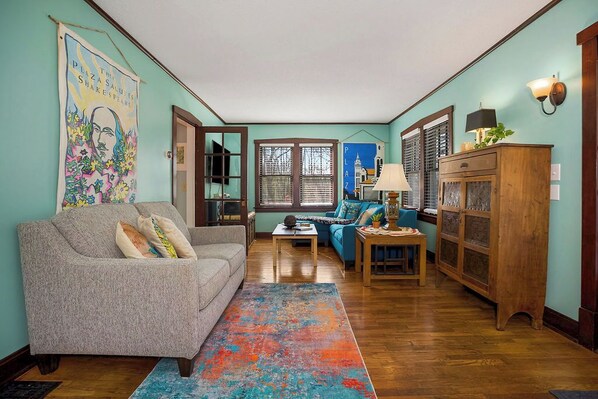 Smart TV, books, stereo