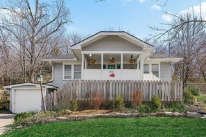 Exterior - Cozy Private House- KC World Cup Retreat+Traveling Business Stays+Family+Parking (Kansas City)