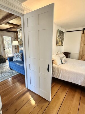3 bedrooms, desk, iron/ironing board, travel cot - 3BR Cottage in Center of Acadia! [Country Cottage] (Mount Desert)