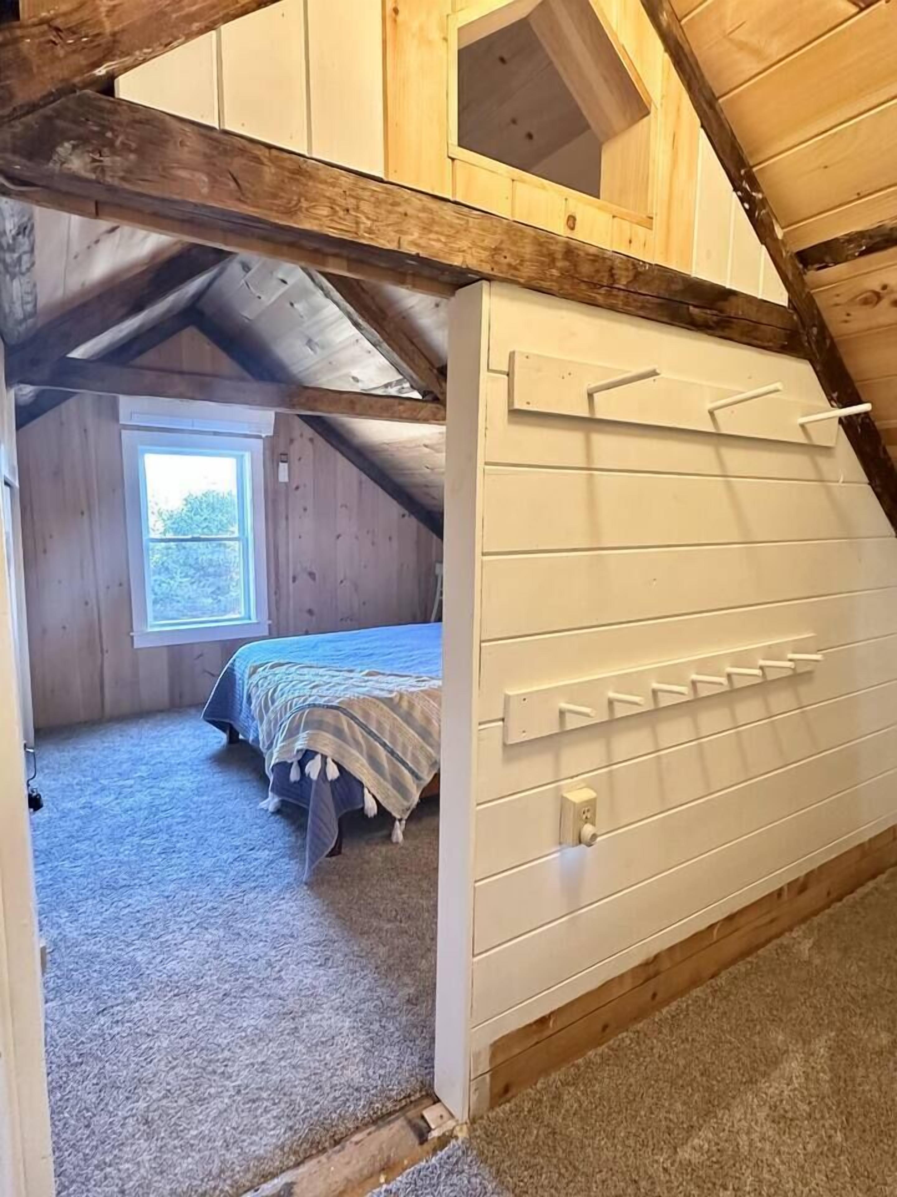 3 slaapkamers, een bureau, een strijkplank/strijkijzer, reisbedje