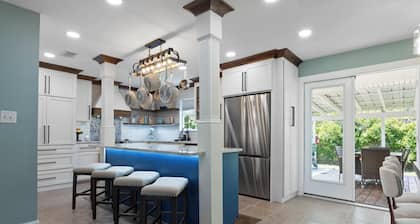 Pup friendly, spacious 4BR home, gourmet kitchen, golf cart avail in Waveland.